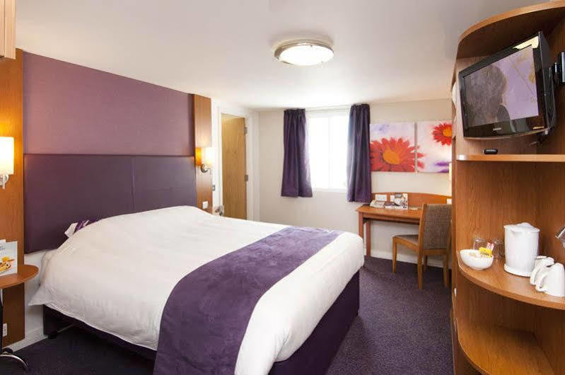 Premier Inn Колчестер Экстерьер фото