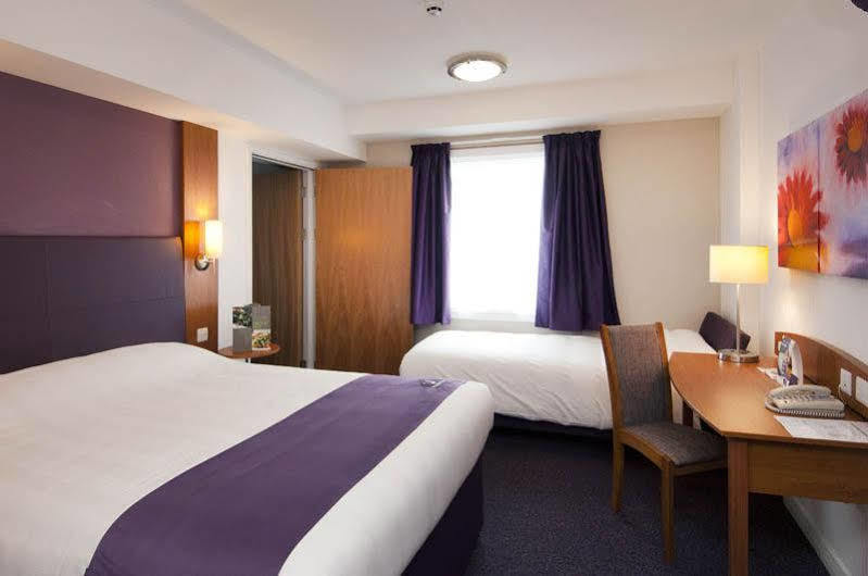 Premier Inn Колчестер Экстерьер фото
