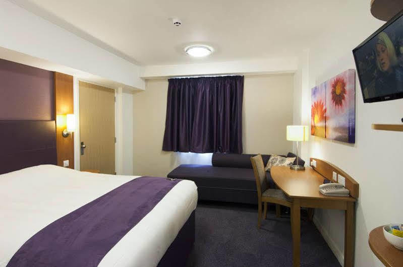 Premier Inn Колчестер Экстерьер фото